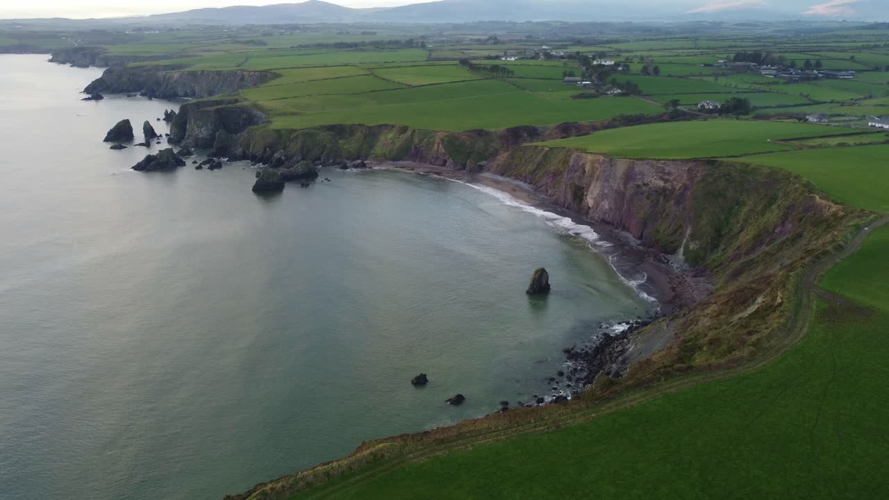 antena de la costa en la costa de cobre waterford irlanda en un día de invierno justo antes del anochecer
