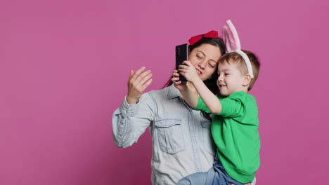 Un-Niño-Pequeño-Y-Encantador-Tomando-Fotografías-Con-Su-Madre-En-Un-Teléfono-Inteligente