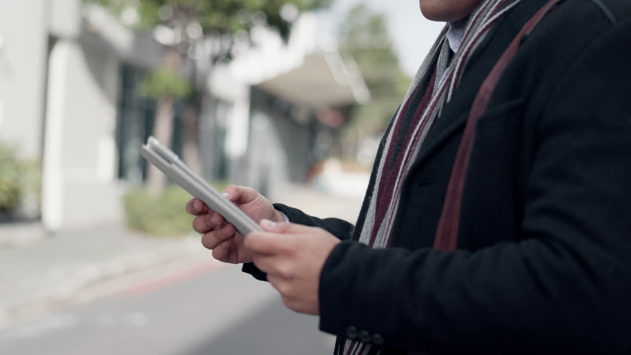 urbano, tableta y manos de una persona corporativa
