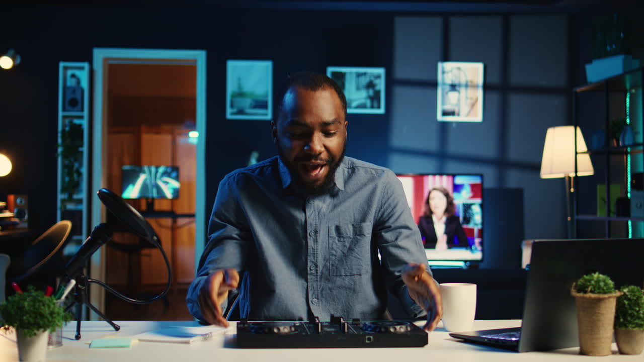 Influencer filmer DJ tech indhold