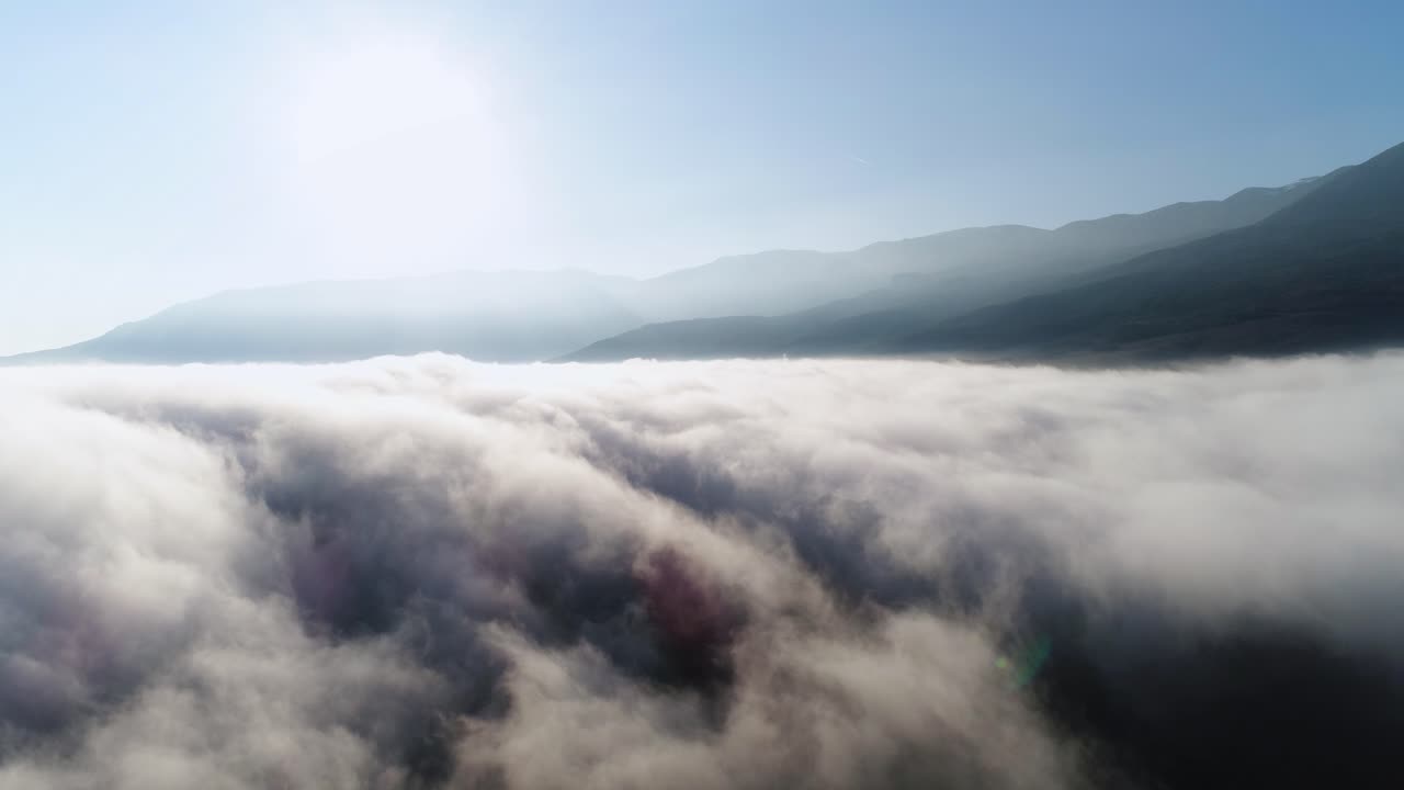구름과 산 위에서 해가 뜨는 것