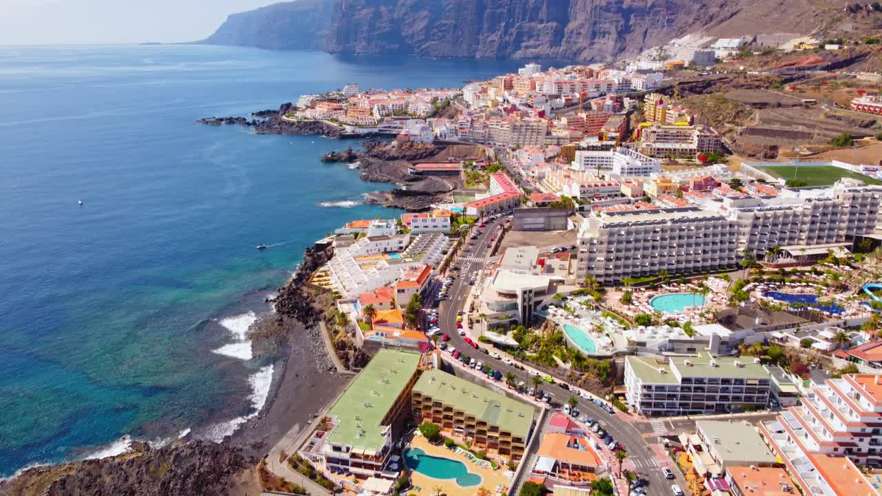 Pueblo de Playa de la Arena y playa de arena negra en la costa oeste de Tenerife, España. Toma aérea