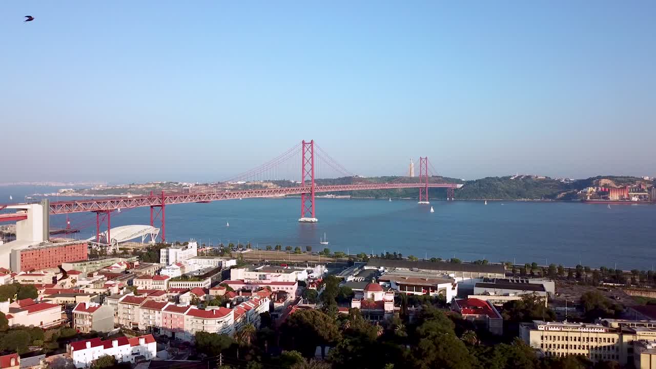 포르투갈 리스본에 있는 4월 25일 다리의 탁 트인 풍경을 보며 새들과 함께 하늘 높이