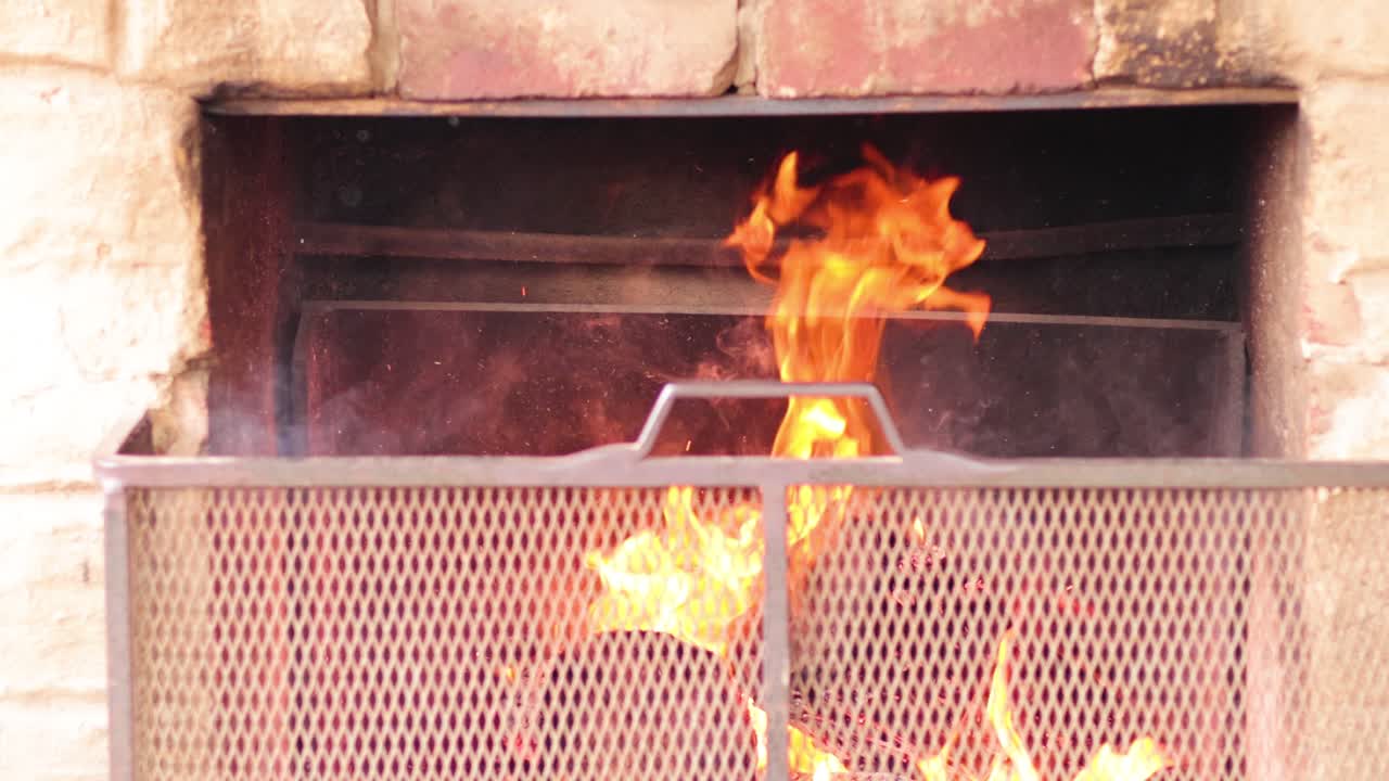 벽돌 벽난로에서 불타는 불