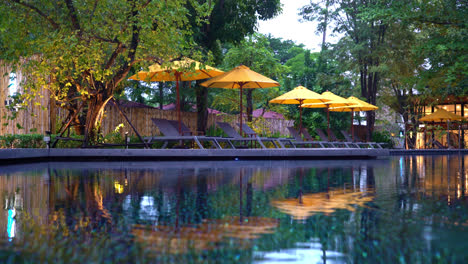 Decoración-De-Sombrillas-Y-Camas-De-Piscina-Alrededor-De-La-Piscina-En-El-Complejo-Hotelero