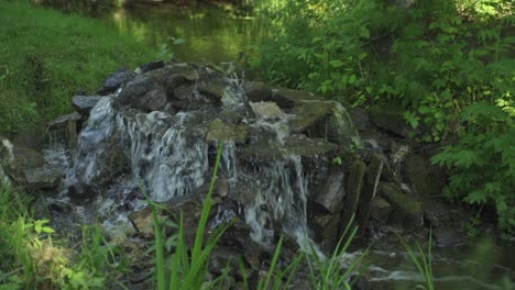 Teich-Mit-Steinwasserfall