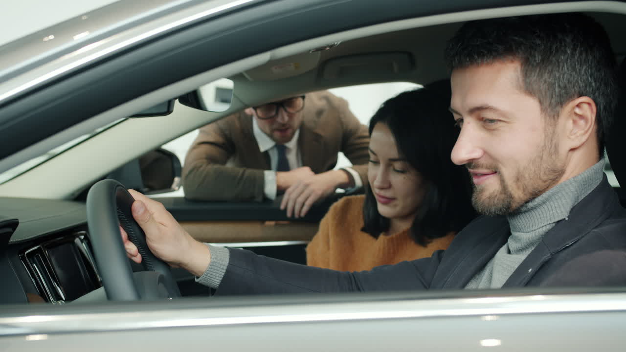 cliente de prueba conduciendo un coche nuevo en un concesionario