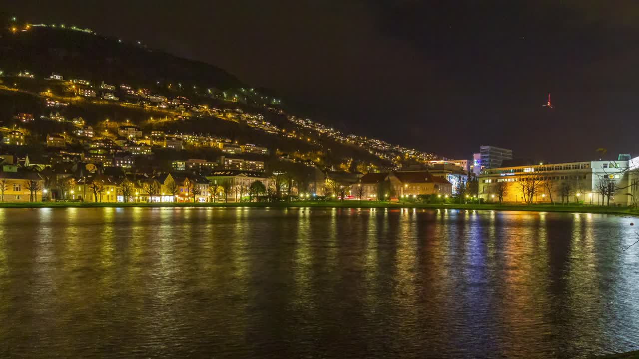 vista nocturna de lille lungegardsvannet o smalungeren, un pequeño lago octogonal en el centro de la ciudad de bergen en el condado de vestland, noruega