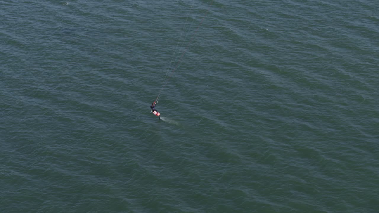 hacer kitesurf en un lago tranquilo