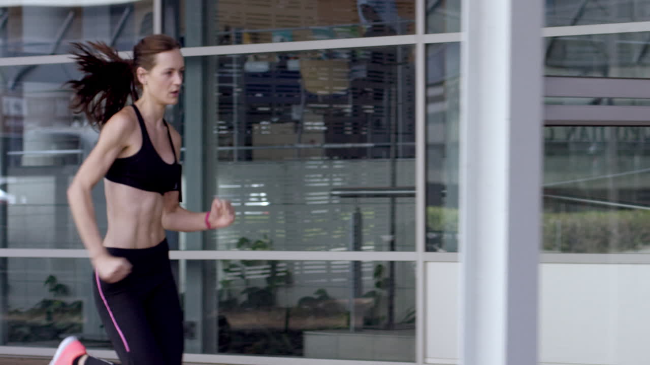 도시 도시에서 운동 달리기 피트니스 여성