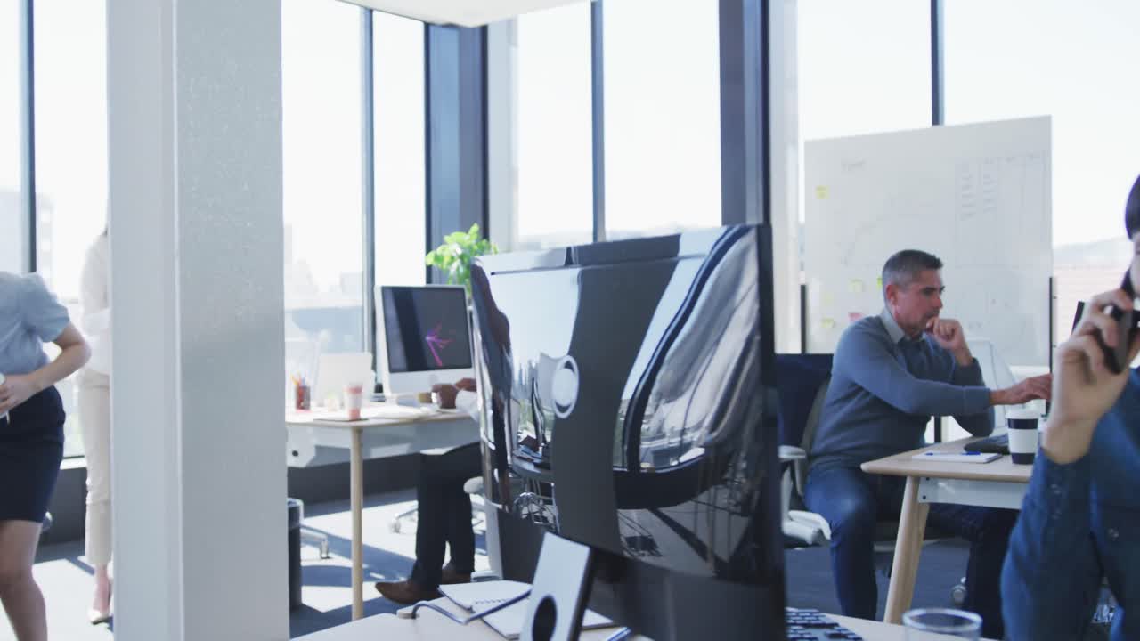 ⁇ 드폰 으로 이야기 하는 젊은 여자