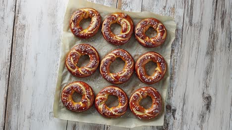 pretzels recién horneados en papel de pergamino con sal marina