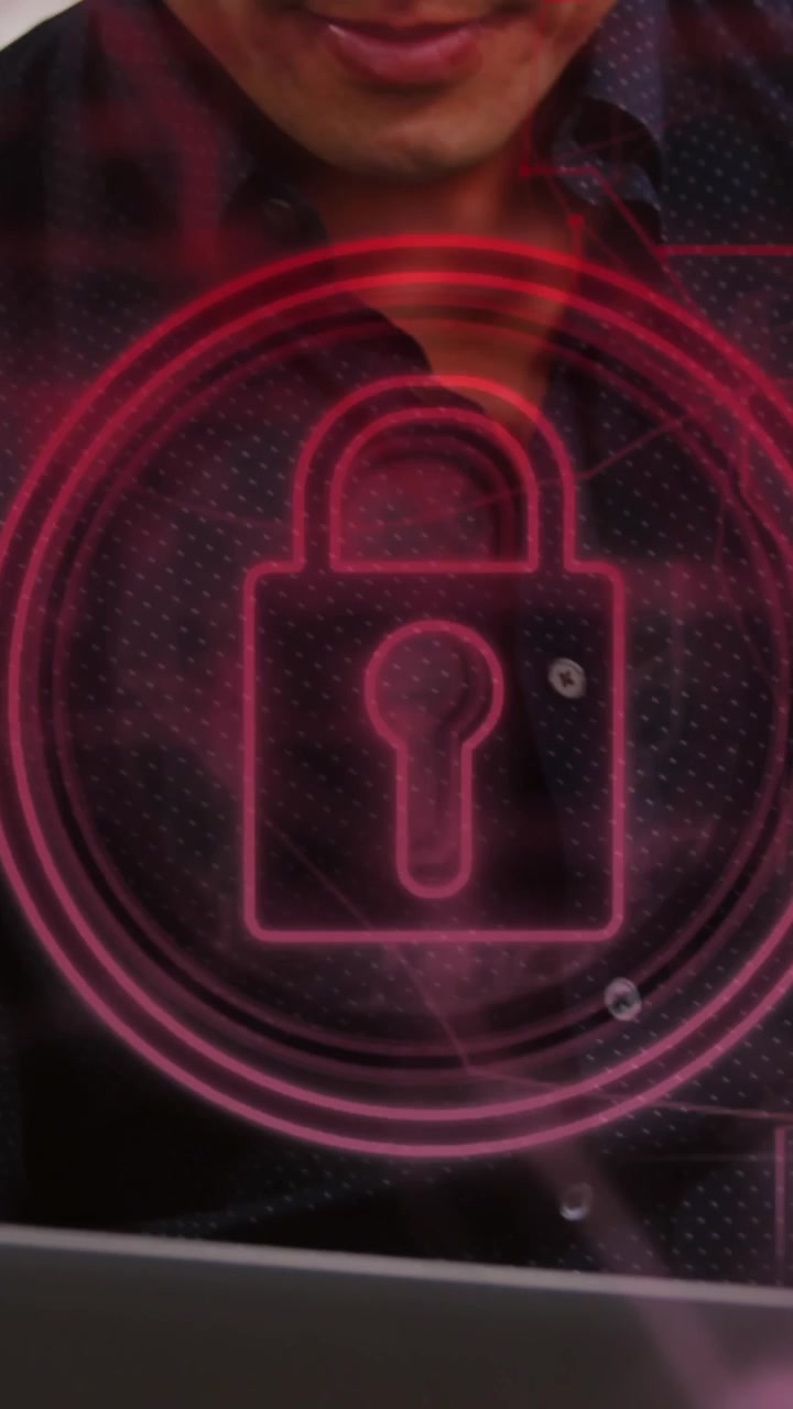 Animación de candado de seguridad y conexiones sobre un empresario usando una laptop en la oficina