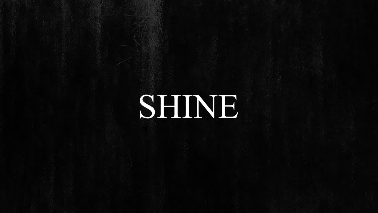 검은색 바탕에 움직이는  ⁇ 색 수직 스크래치 라인과 함께  ⁇ 박이는 텍스트 광택의 애니메이션