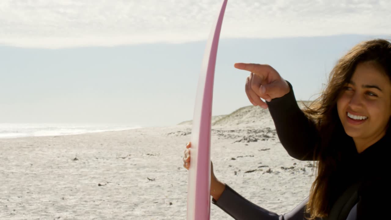 hombre apuntando al océano mostrando el mar a la mujer 4k 4k