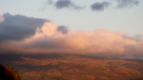 lapso de tiempo de las nubes sobre una montaña en la distancia