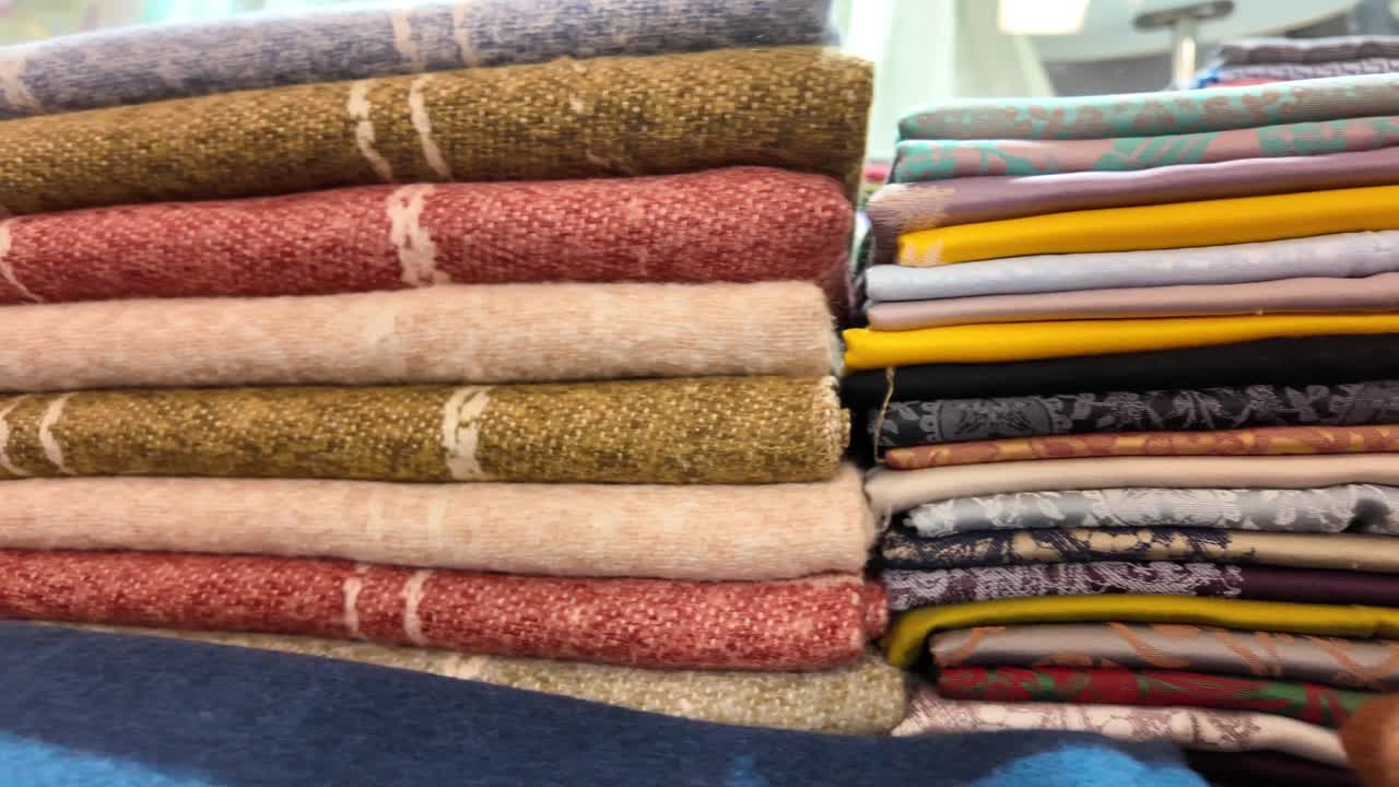 telas y mantas coloridas apiladas