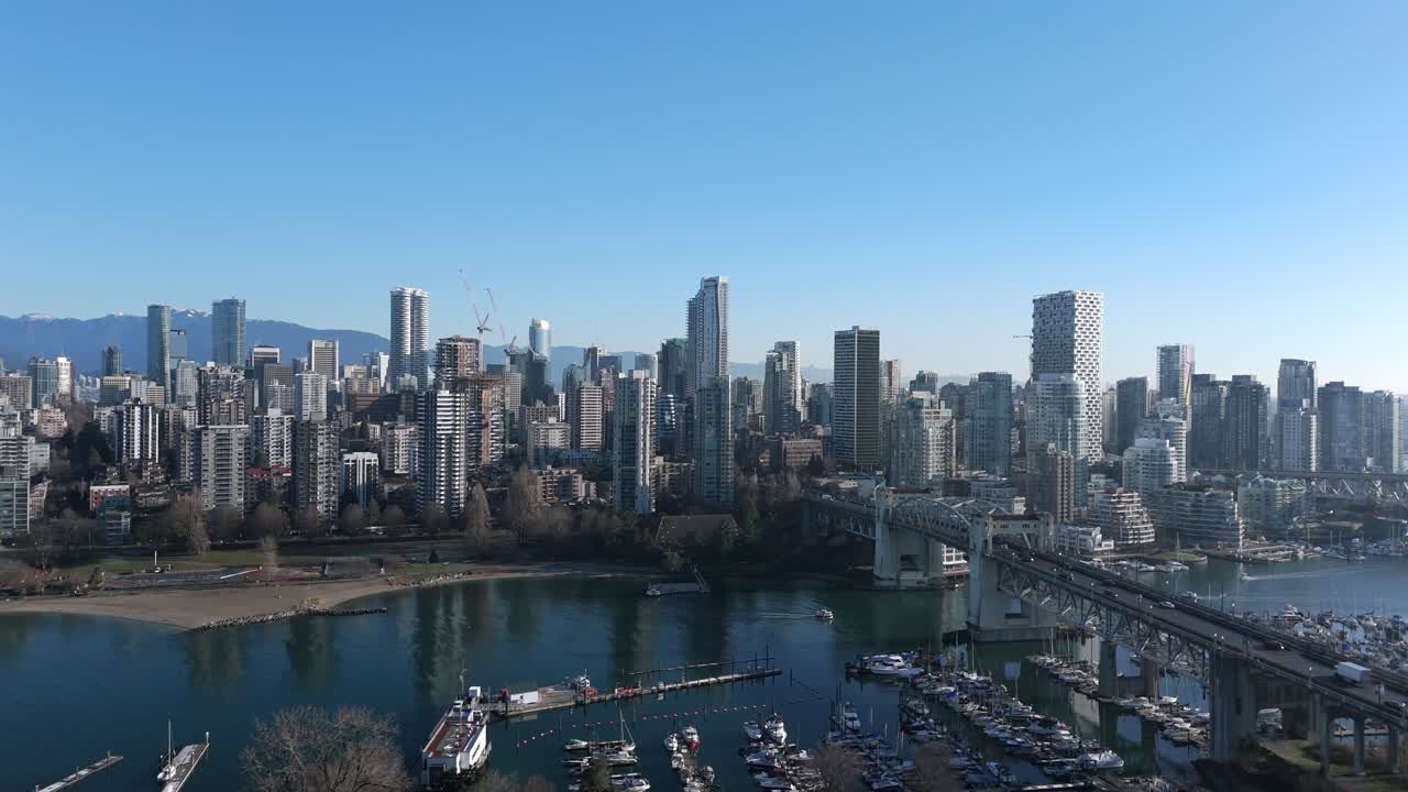 Imponente horizonte con el Puente de Burrard Street sobre el centro de Vancouver en Columbia Británica, Canadá. Toma aérea.
