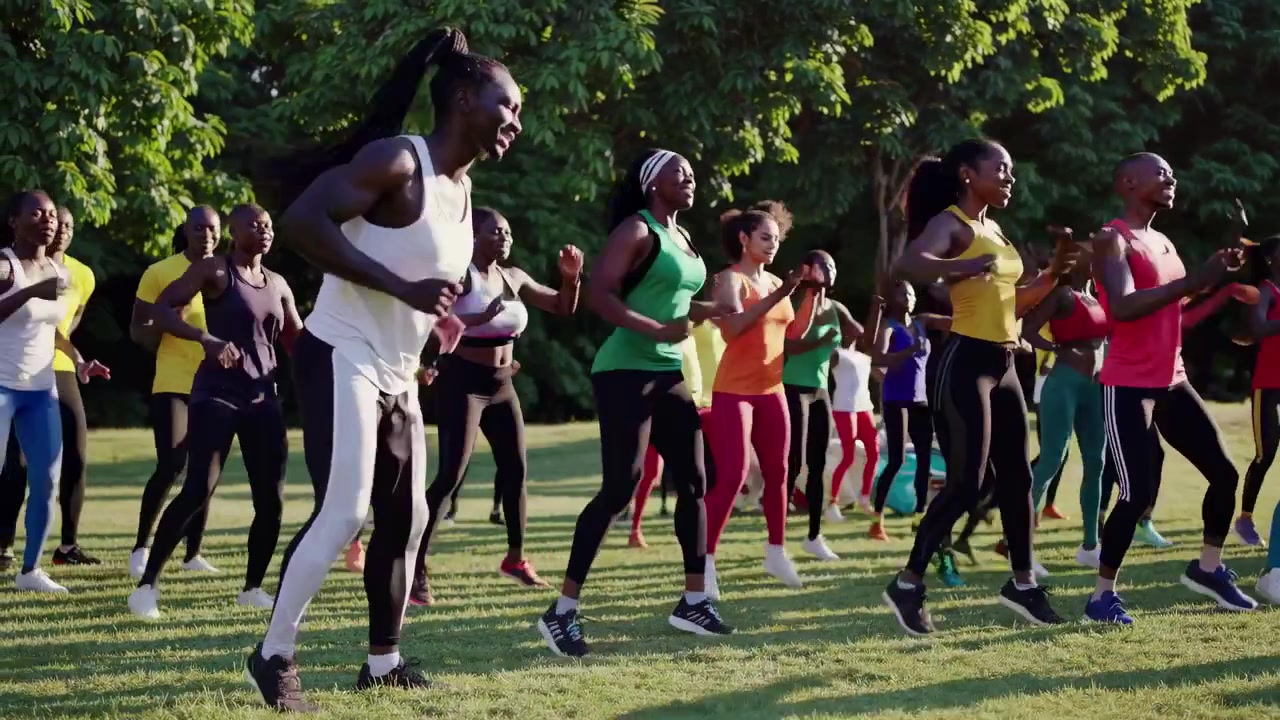 Groupe de personnes faisant de l'exercice ensemble dans un parc