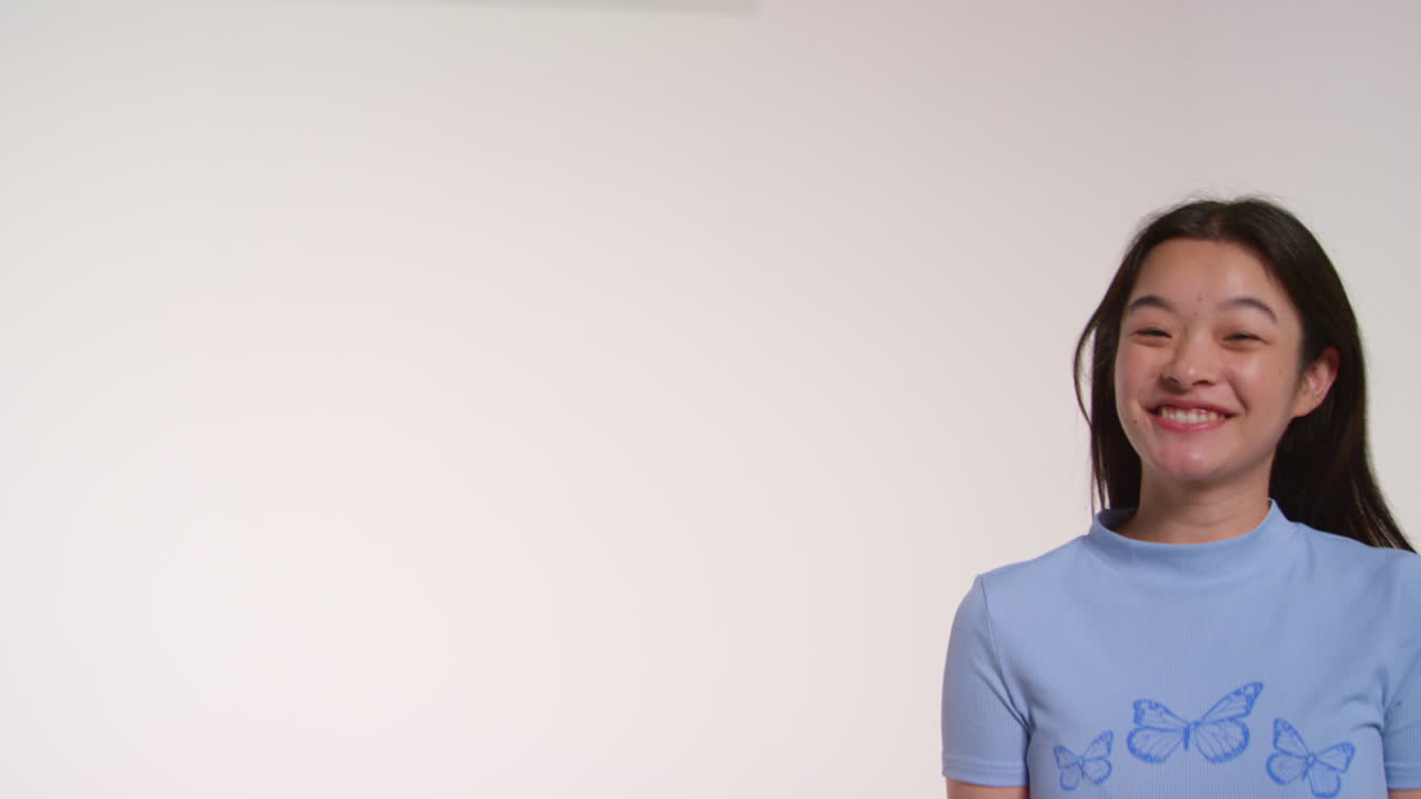 grupo de amigos jóvenes frente al fondo blanco del estudio divirtiéndose posando para retratos de estilo de cabina de fotos con accesorios 2