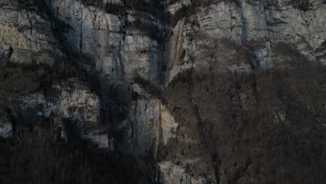 Acercándose-A-Las-Cascadas-De-Seerenbachfälle-Con-Un-Dron