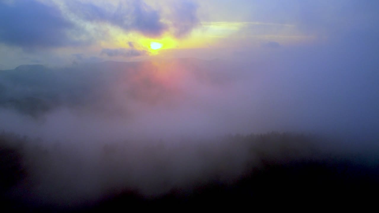 애팔래치아 산맥과 블루리지 산맥의 안개 속 공중 철수