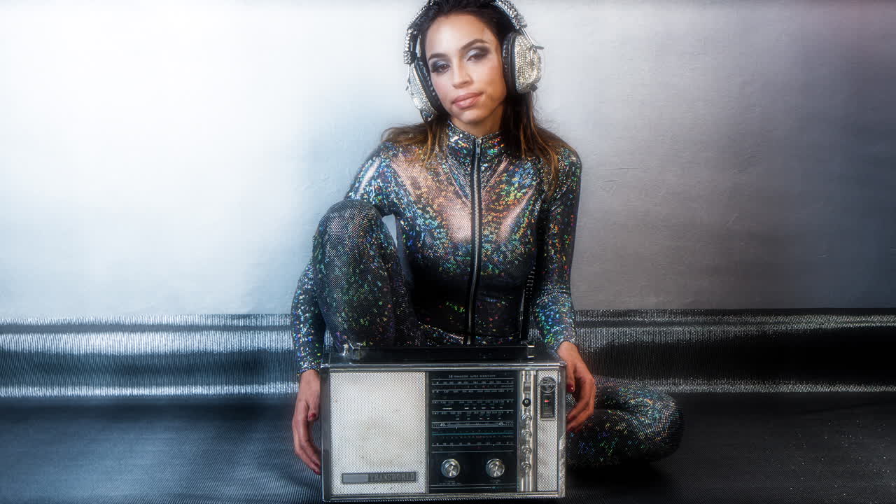 mujer hifi sentada 4k 00