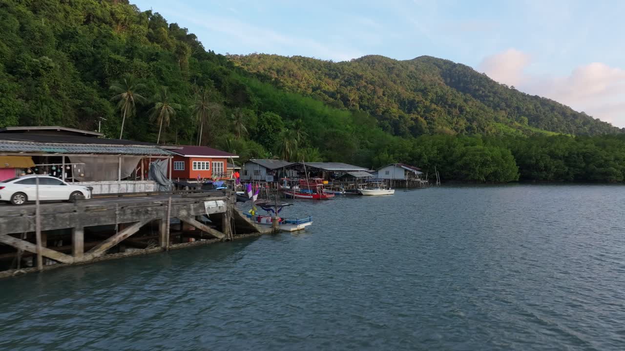 Toàn cảnh đẹp từ trên cao những ngôi nhà ven biển và biển lúc hoàng hôn, Koh Chang, Thái Lan