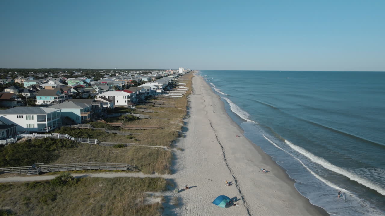 Vista di Kure Beach, proprietà balneare della California settentrionale, ripresa aerea in 4k
