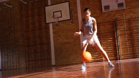 Entschlossenes-Schulmädchen,-Das-Basketball-4k-übt