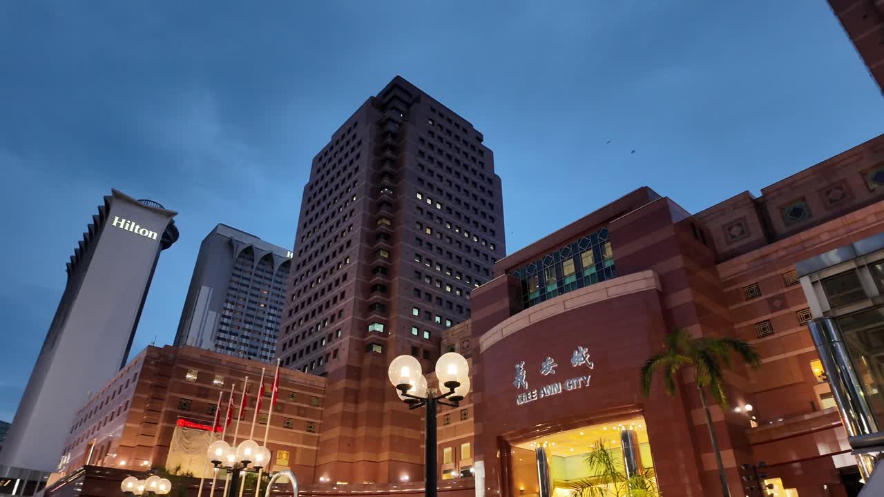 밤에 도시 건물