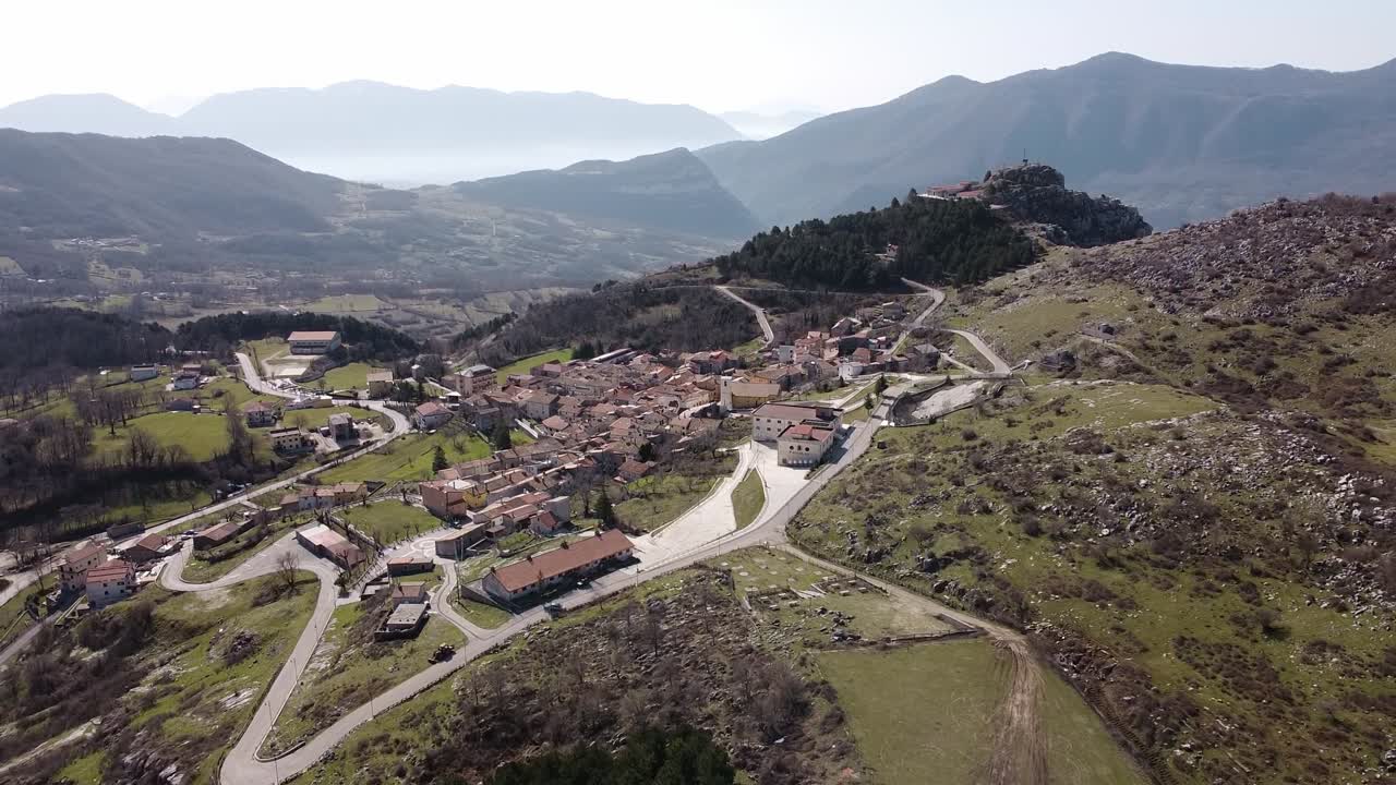 vista aérea del paisaje de pietraroja, un pueblo italiano en lo alto de una colina, en los apeninos