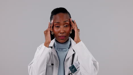 Woman,-doctor-and-headache