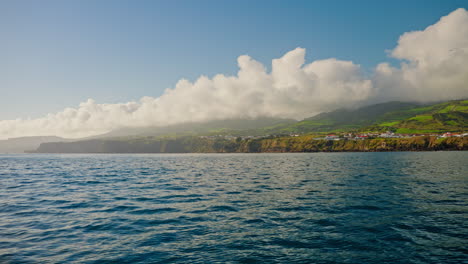 Malerische-Aussicht-Vom-Boot-Auf-Die-Wunderschöne-Stadt-Vila-Franco-Do-Campo,-Insel-Sao-Miguel,-Azoren---Portugal