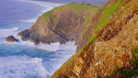 Hellblaue-Meereswellen,-Die-An-Die-Felsige-Küste-Rollen---Crescent-Head-Beach,-Nsw---Tourismus-Australien---High-Angle-Slowmo-Shot