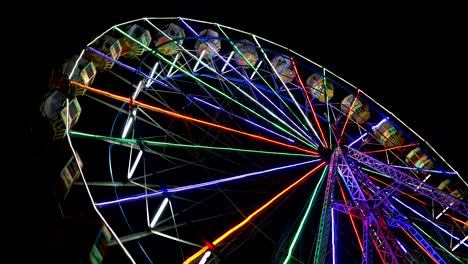 4k rueda de ferris multicolor en el parque de aventuras girando rápidamente