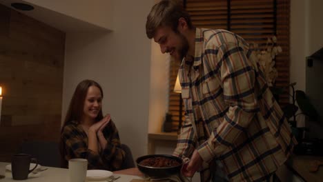 pareja disfrutando de la cena en casa