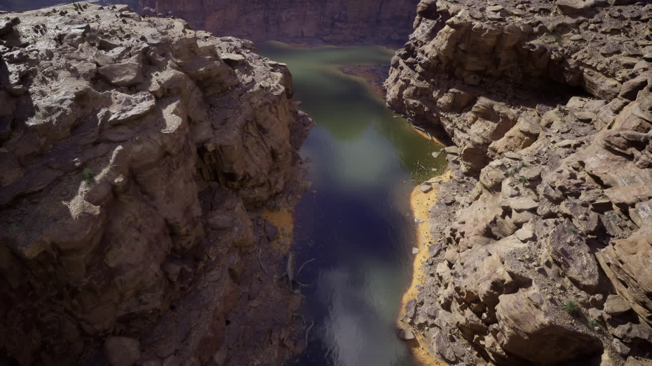 Veduta suggestiva di formazioni rocciose naturali e un fiume in un canyon.
