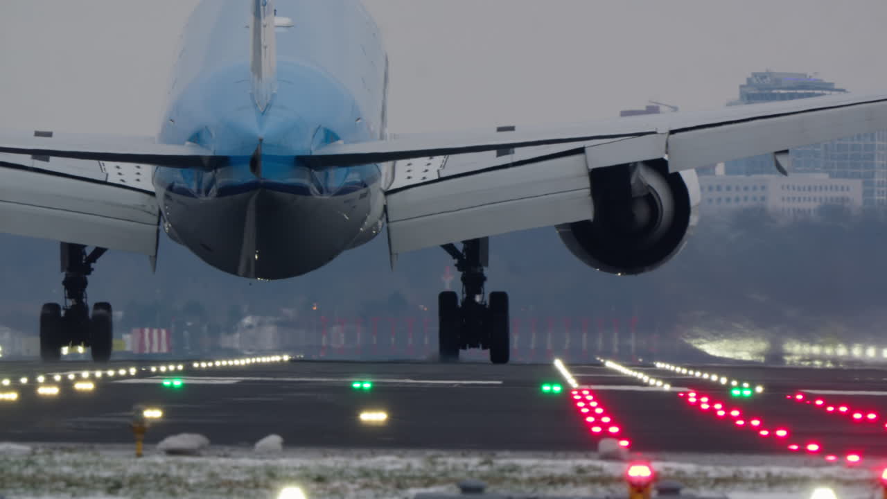 Gran avión de pasajeros aterrizando en una pista con luces brillantes