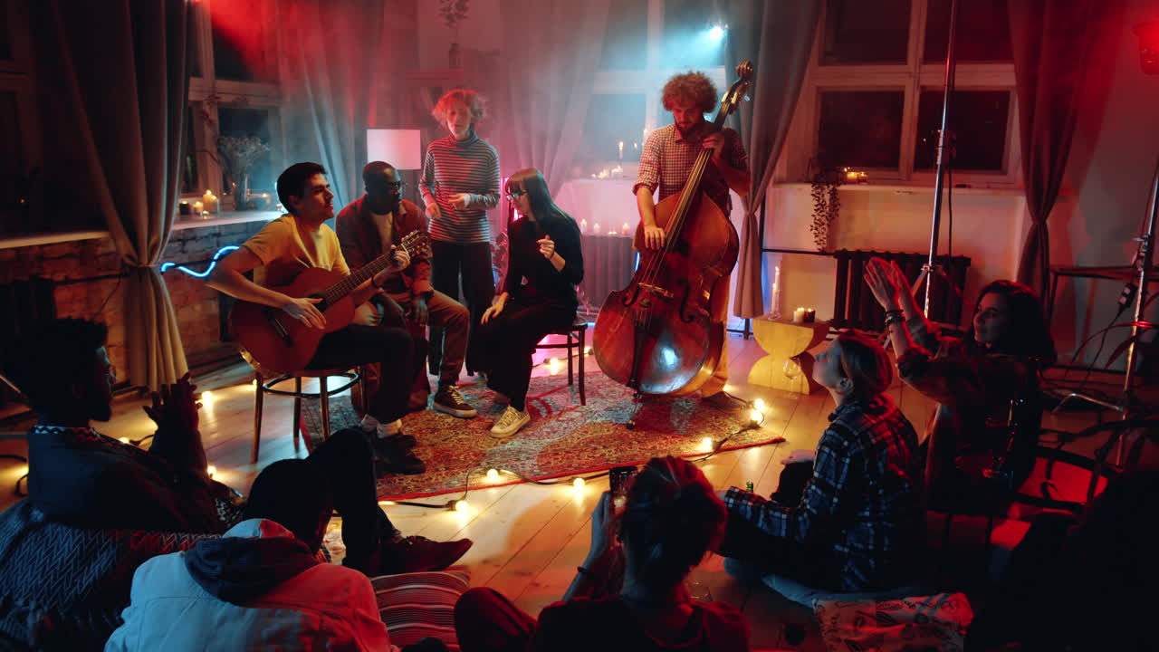 젊은 음악가 들 이 사람 들 을 위해 콘서트 를 하는 것