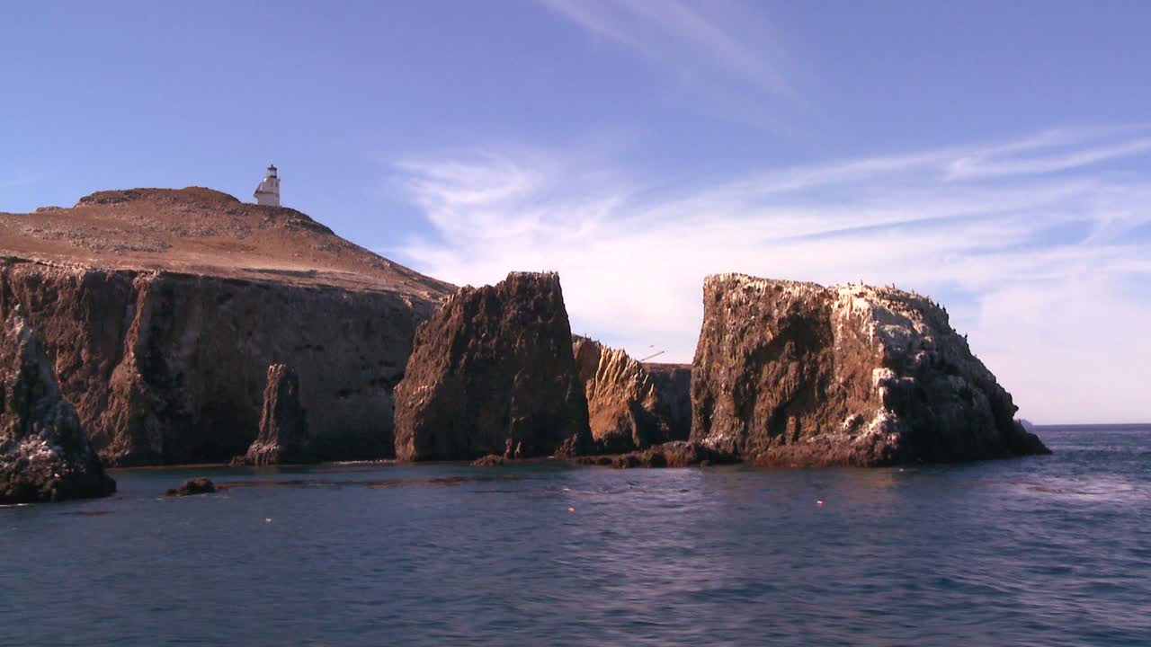 아나카파 섬의 등대와 채널 제도 국립 공원의 주변 섬은 바로 앞바다의 보트에서 볼 수 있습니다.