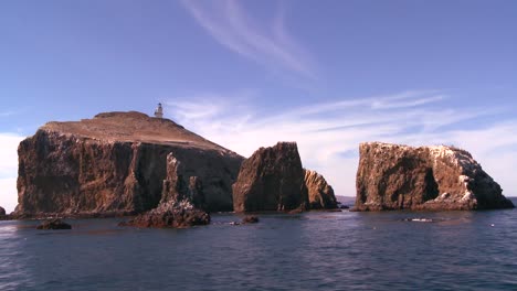 Anacapa-Island,-Sein-Leuchtturm-Und-Die-Umliegenden-Inseln-Im-Channel-Islands-National-Park,-Wie-Von-Einem-Boot-Direkt-Vor-Der-Küste-Gesehen?