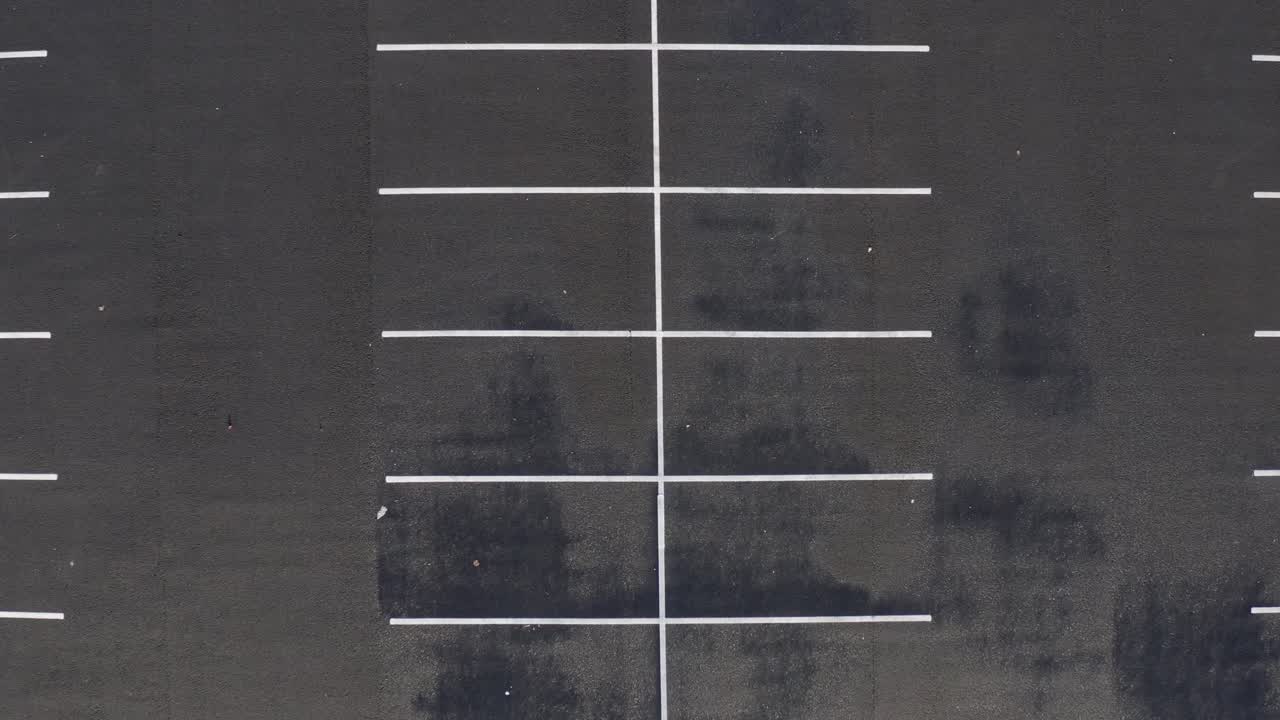 빈 파케이드 주차장의 페인트칠된 흰색 선에서 공중 상승