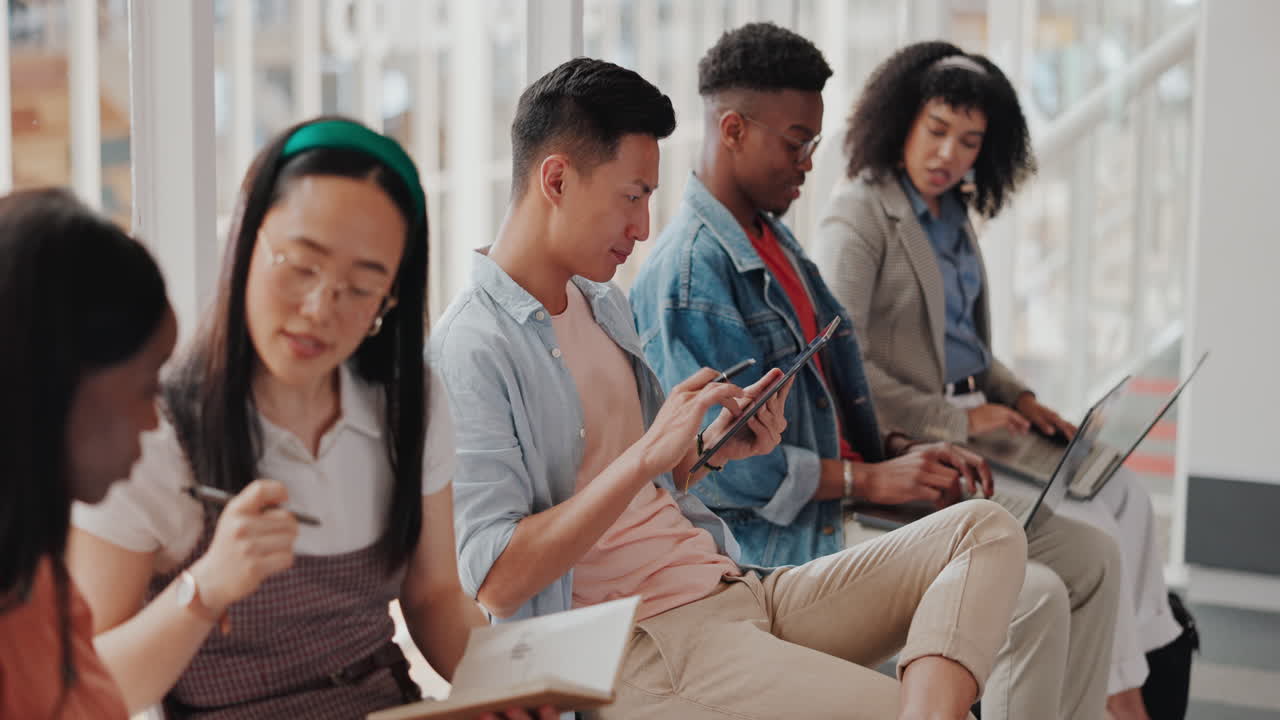 노트북을 가진 다양성 캠퍼스 학생들