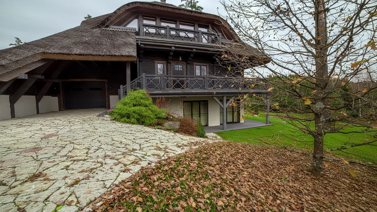 아름다운 자연  배경에 드라이브와 함께 다층 마을 목조 집 로지