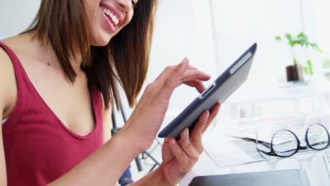 diseñador gráfico con tableta digital