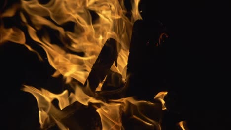 maderas ardiendo en llamas. chimenea al aire libre de cerca