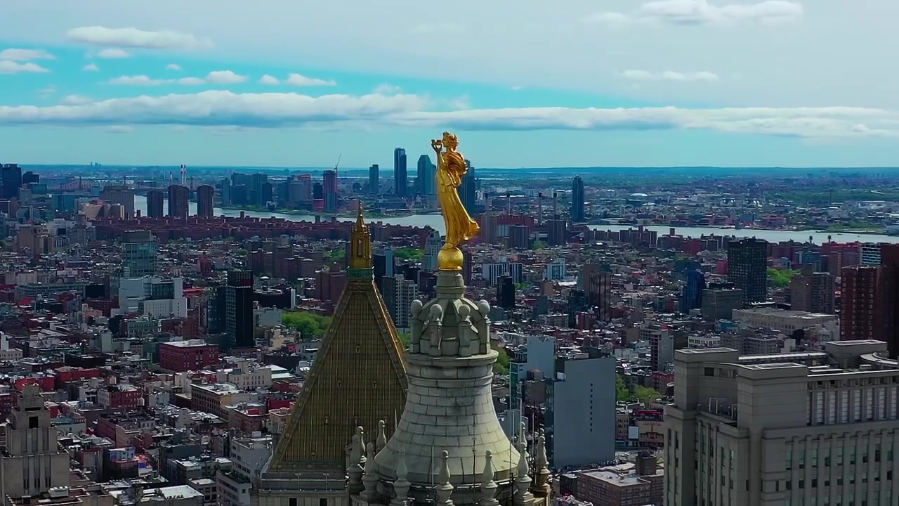 Blick auf die Skyline von New York City mit goldener Statue auf einem Gebäudedach