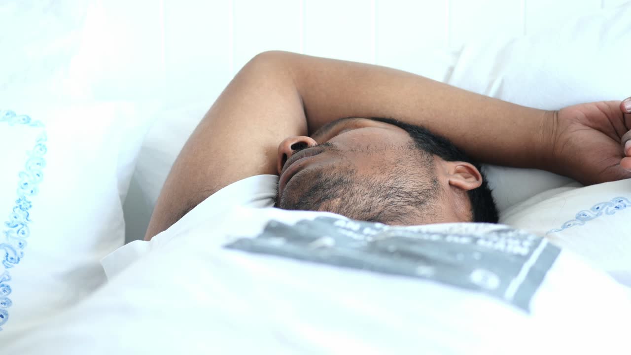 hombre durmiendo en la cama