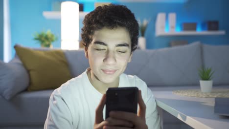 Junge-Benutzt-Smartphone-Und-Schreibt-SMS.